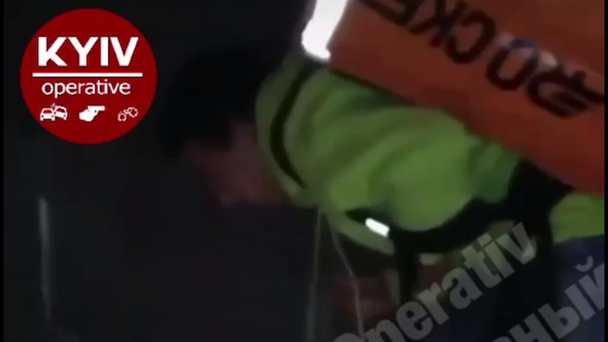 В центре Киева курьеры крайне жестко избили мужчину: жуткое видео 18+ В центре Киева курьеры крайне жестко избили мужчину: жуткое видео 18+