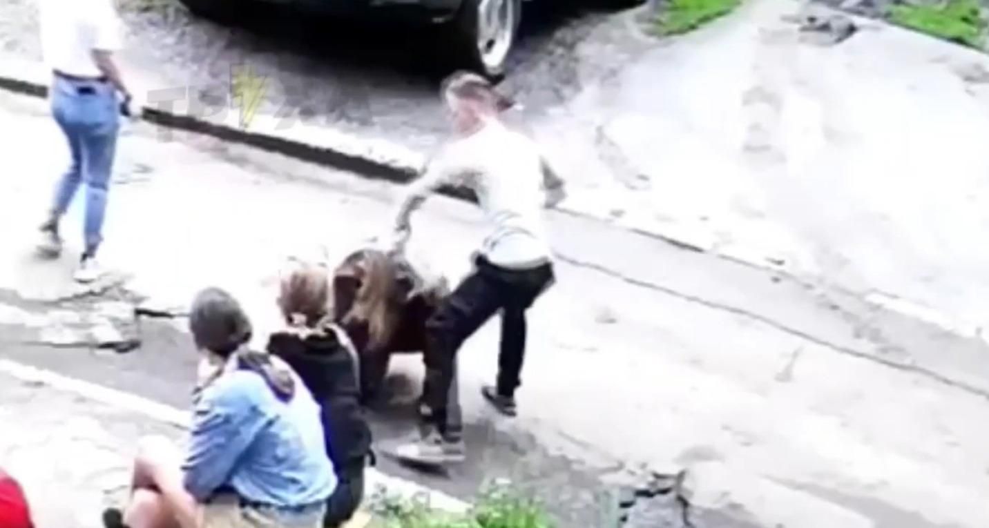 Осудили молодого человека, который жестоко избил 14-летнюю девушку в Харькове Осудили молодого человека, который жестоко избил 14-летнюю девушку в Харькове