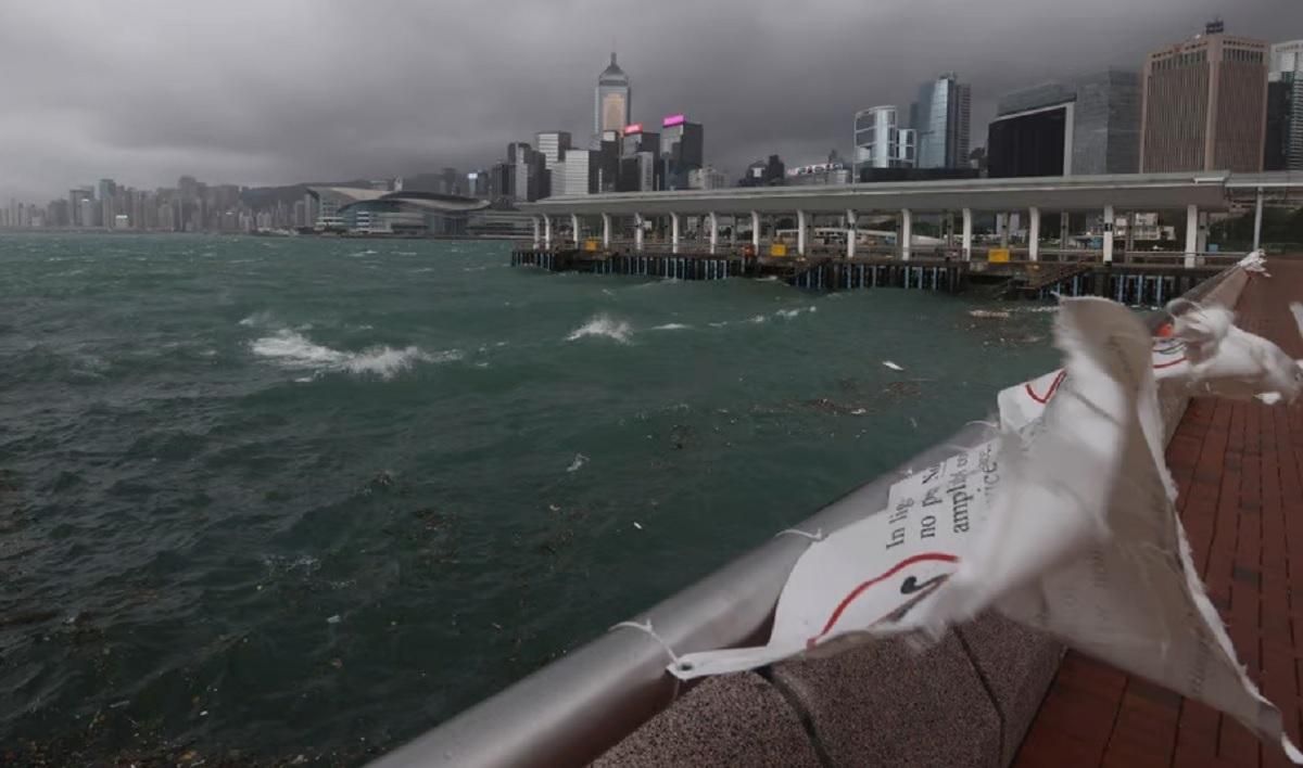 Мощный тайфун накрыл Гонконг: есть жертва и много пострадавших