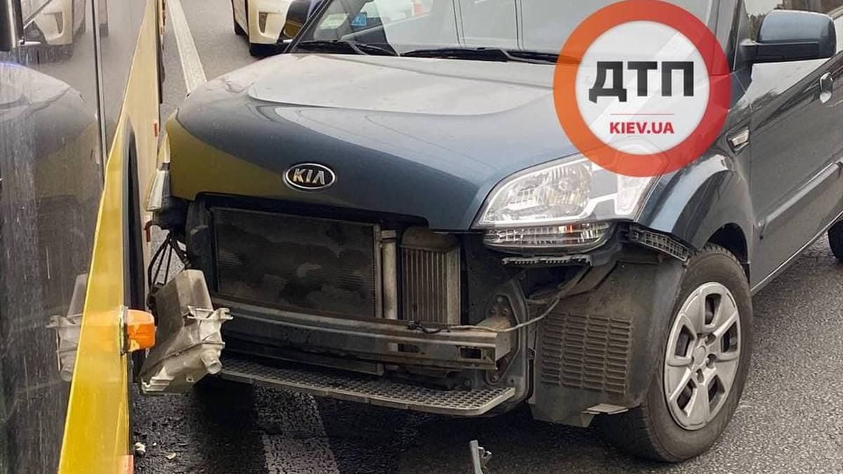 В Киеве на проспекте Победы водитель совершил ДТП и остановил движение троллейбусов В Киеве на проспекте Победы водитель совершил ДТП и остановил движение троллейбусов