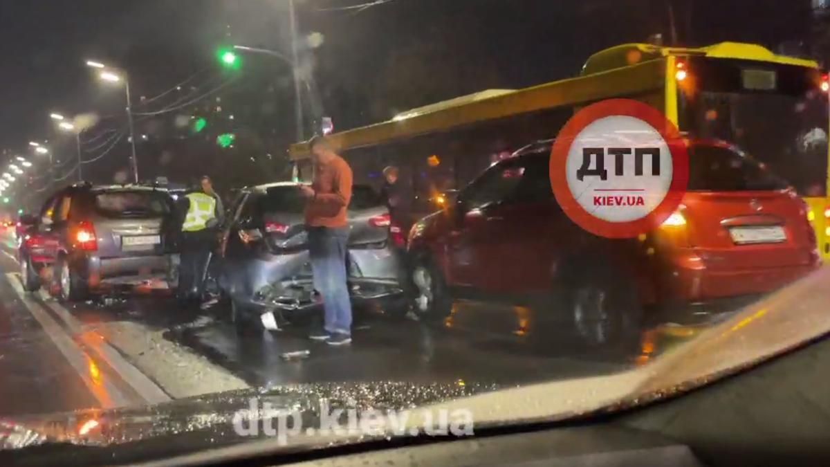 На Харьковском шоссе в Киеве масштабная авария из 7 машин и автобуса заблокировала проезд На Харьковском шоссе в Киеве масштабная авария из 7 машин и автобуса заблокировала проезд