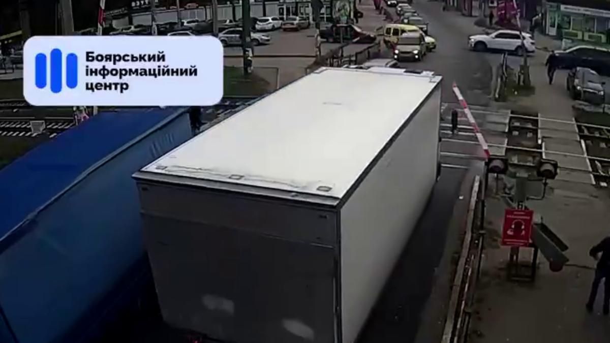 Полицейские не отреагировали: на Киевщине водитель грузовика снес шлагбаум и поехал дальше Полицейские не отреагировали: на Киевщине водитель грузовика снес шлагбаум и поехал дальше