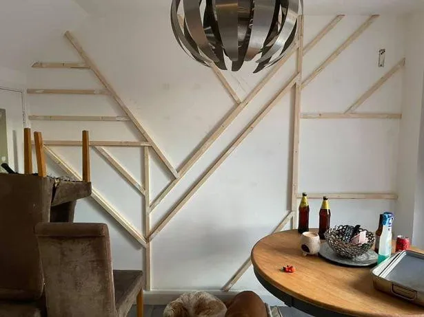 За допомогою дерев'яних брусів та клею: як бюджетно оновити вітальню За допомогою дерев'яних брусів та клею: як бюджетно оновити вітальню