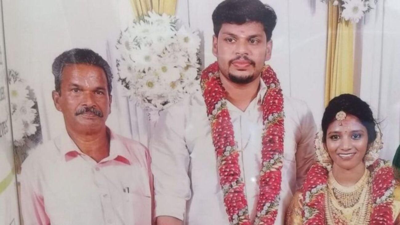 Убил жену коброй: мужчину в Индии приговорили к двойному пожизненному