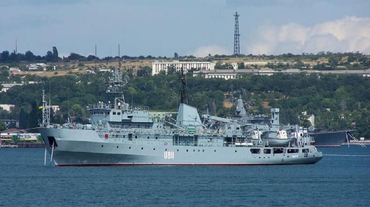 Повреждение судна ВМС в Черном море: корабль буксируют в Одессу