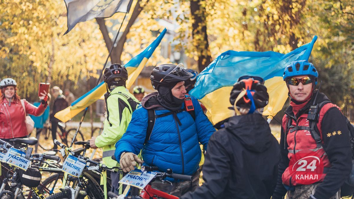 В Киеве состоялся велопробег ко Дню защитника: яркие фото