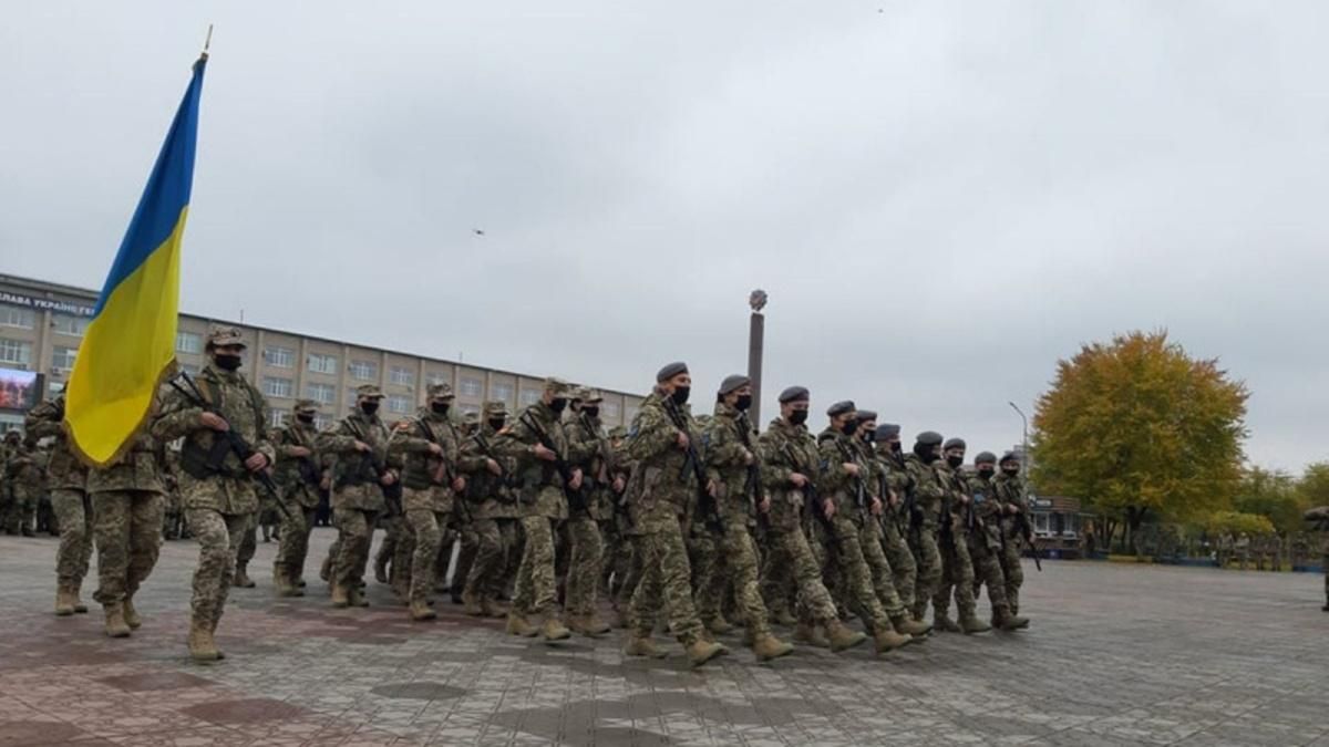 В Северодонецке впервые прошел военный парад ко Дню защитников