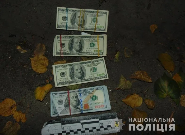 Забрали 25 тисяч доларів: у Києві на чоловіка напали біля під'їзду
