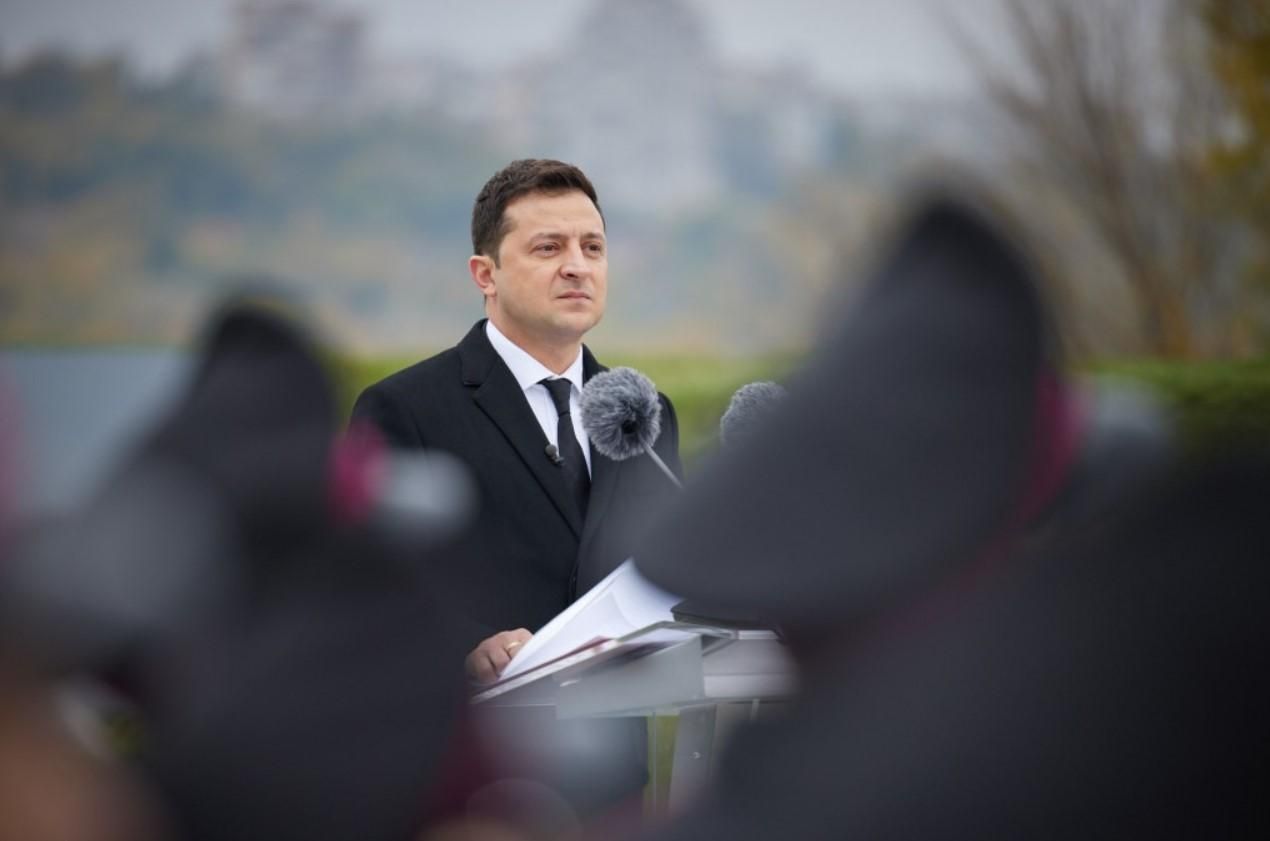 Зеленский принял присягу на верность народу Украины у военных лицеистов Зеленский принял присягу на верность народу Украины у военных лицеистов