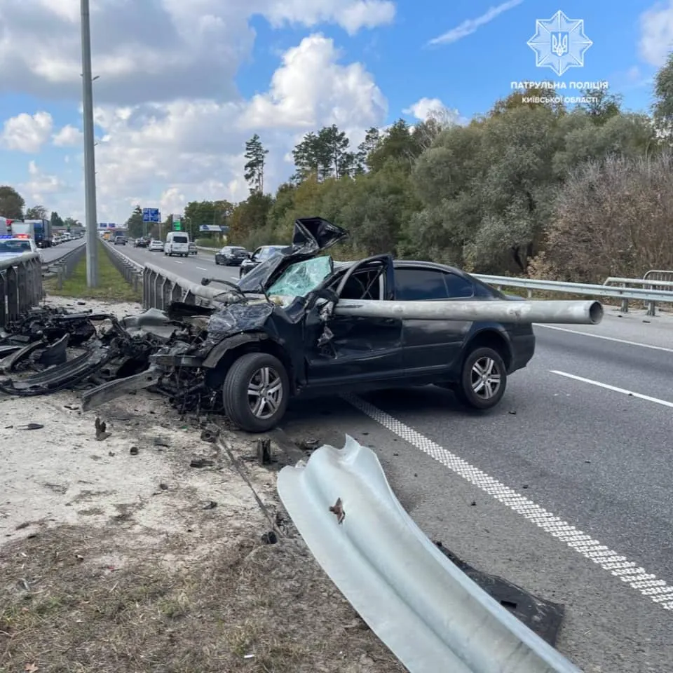 Відбійник наскрізь проштрикнув авто: біля Києва трапилась моторошна ДТП