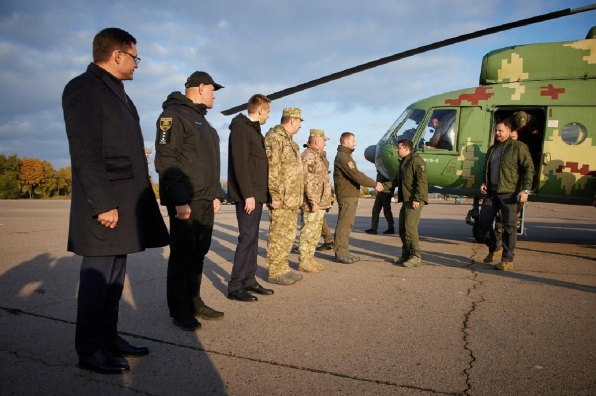 Зеленский прибыл на Донбасс: президент посетит военных на передовой