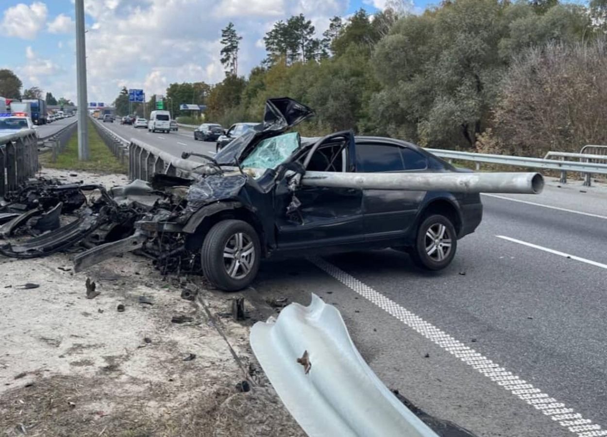 Отбойник насквозь проткнул автомобиль: под Киевом произошло жуткое ДТП Отбойник насквозь проткнул автомобиль: под Киевом произошло жуткое ДТП