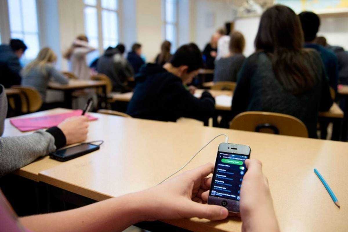 Синяки по всему телу: в Днепре школьник избил учительницу, потому что та забрала у него телефон Синяки по всему телу: в Днепре школьник избил учительницу, потому что та забрала у него телефон