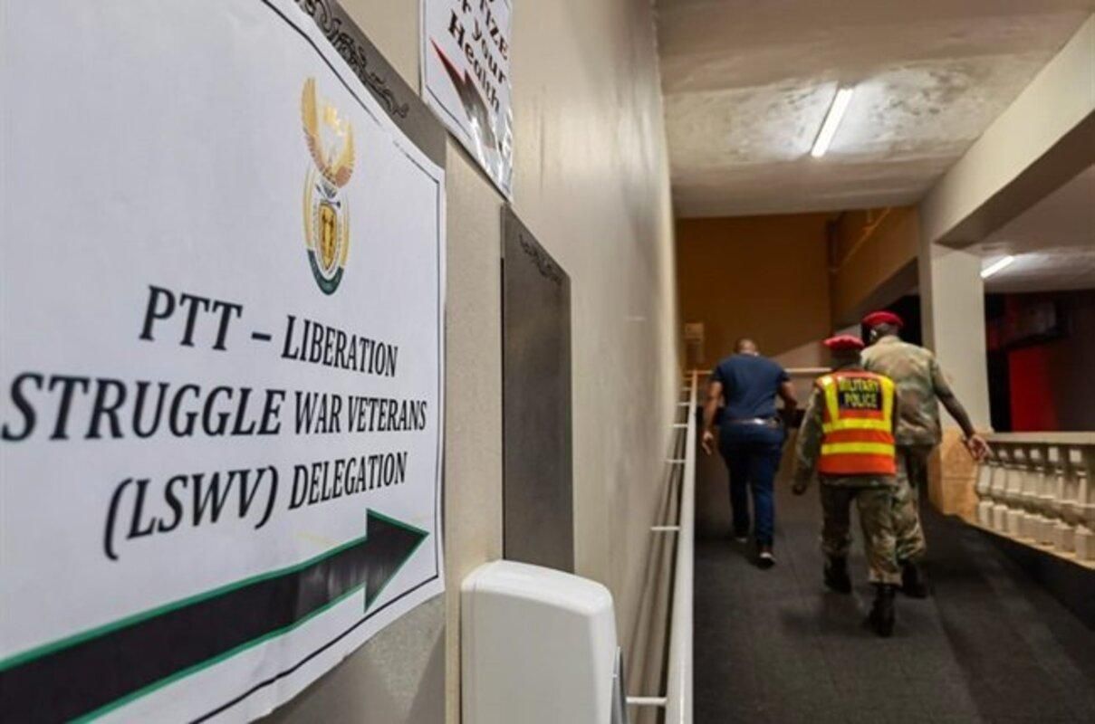 У ПАР ветерани взяли у заручники міністрів - 24 Канал У ПАР ветерани взяли у заручники міністрів - 24 Канал