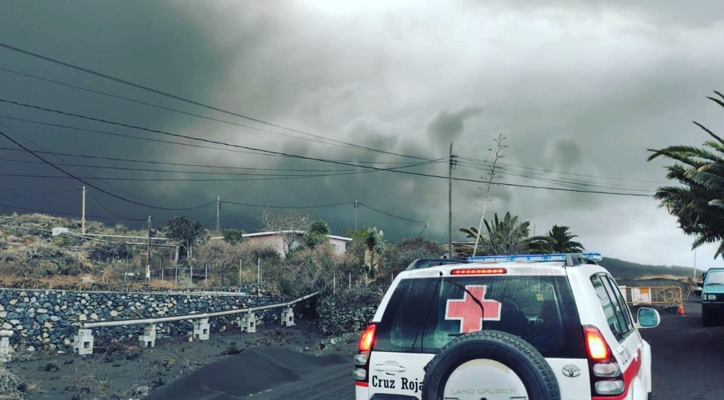 Мощные подземные толчки: на Канарах из-за извержения вулкана эвакуировали еще 300 человек Мощные подземные толчки: на Канарах из-за извержения вулкана эвакуировали еще 300 человек