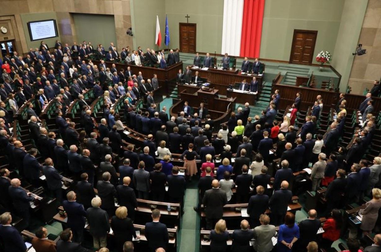 Парламент Польши разрешил высылать нелегальных мигрантов на границе Парламент Польши разрешил высылать нелегальных мигрантов на границе