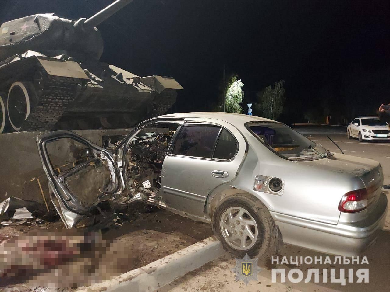 На Одещині водій влетів у постамент танка й загинув - Новини Одеси сьогодні - 24 Канал