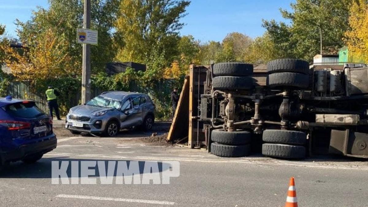 У  Києві через відмову гальм у фури сталася нищівна ДТП: моторошне відео - Київ