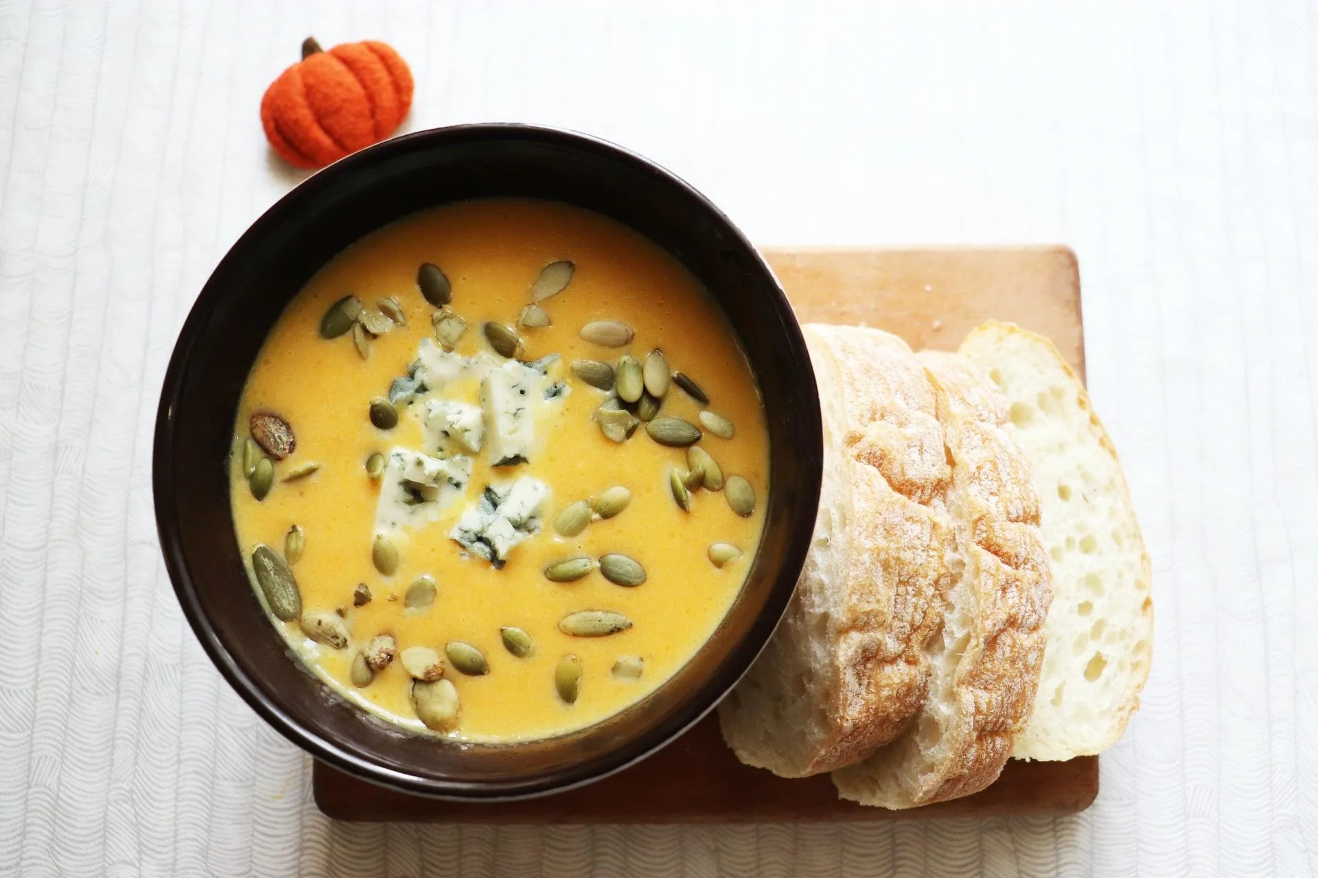 Подавайте тыквенный крем-суп с гренками и Габузов семенами