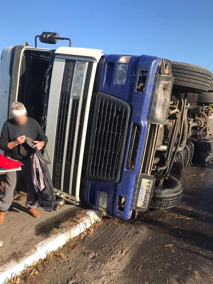 на Київщині перекинулася фура з кавунами