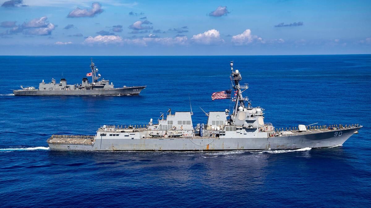 Россия обвинила эсминец США в нарушении морских границ: показали видео "погони" Россия обвинила эсминец США в нарушении морских границ: показали видео "погони"