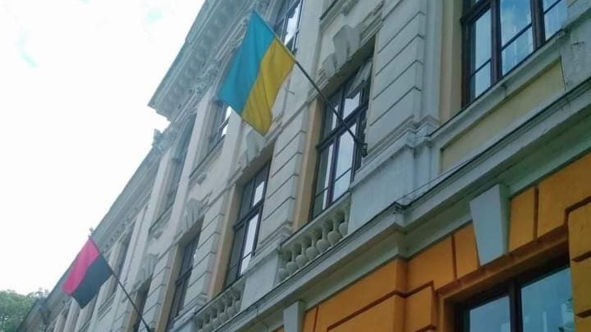 В Черновцах людям не понравился флаг УПА на фасаде школы: директор получила жалобу
