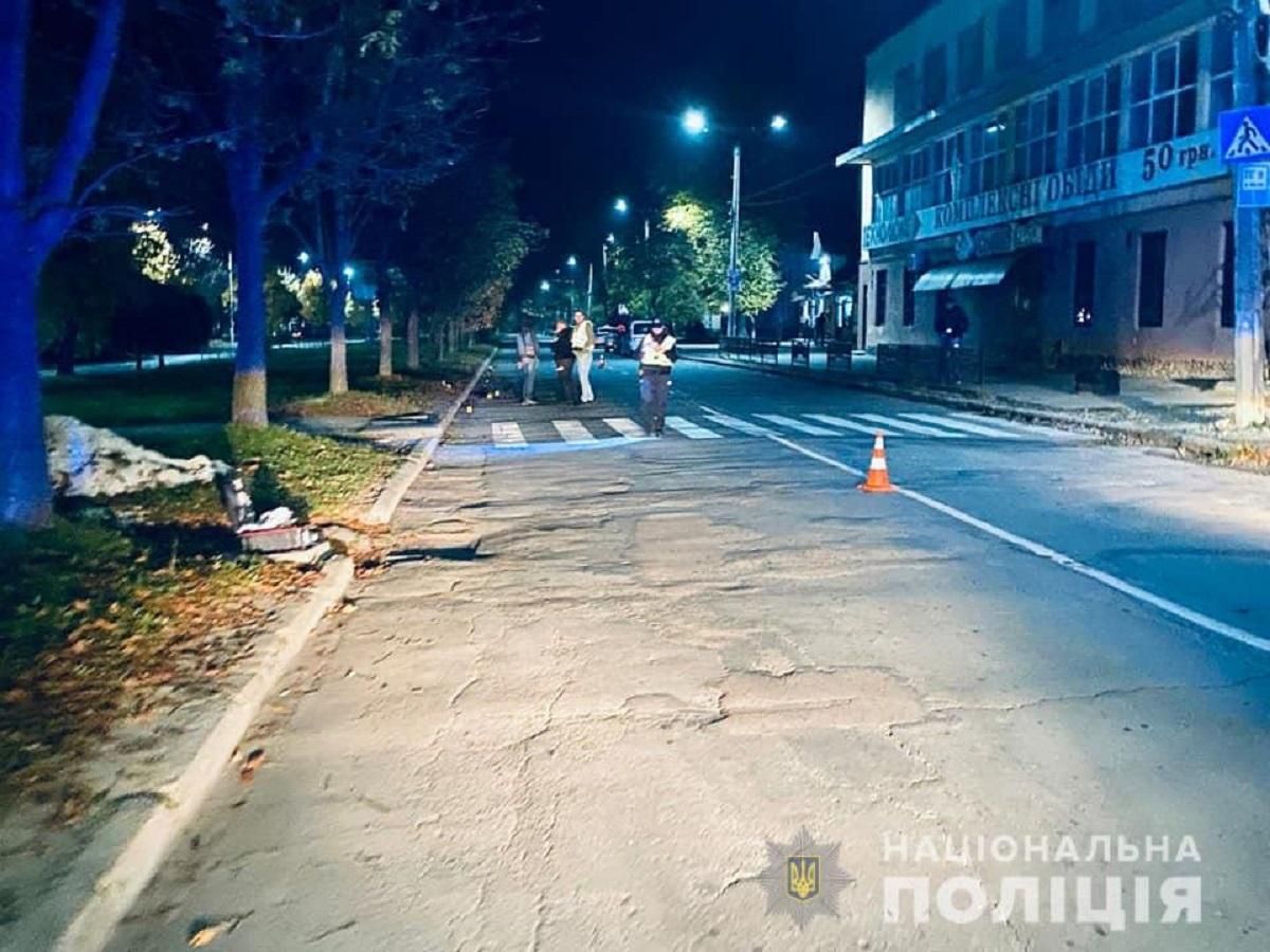 Мотоциклист сбил мать с ребенком на Прикарпатье: девочка умерла по дороге в больницу