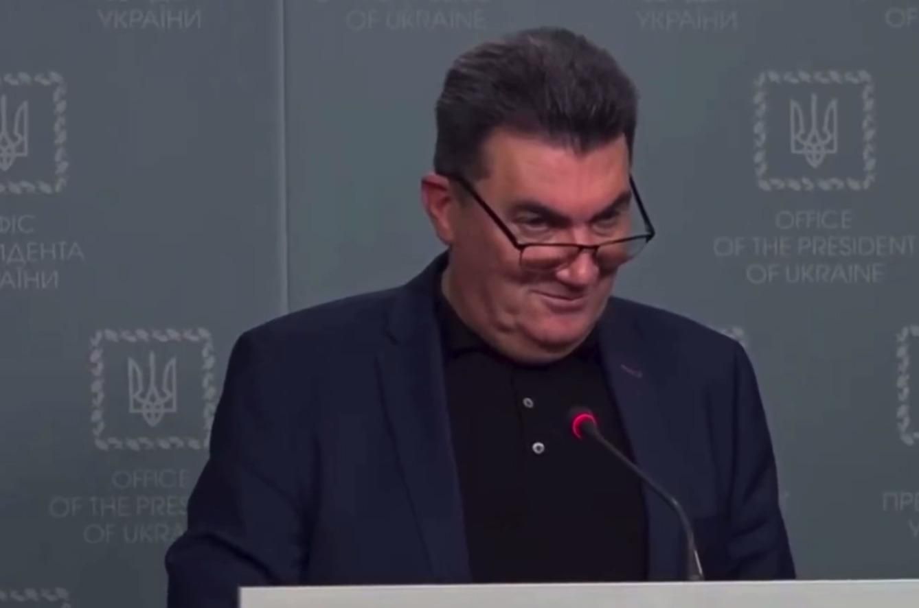 Курьез на брифинге СНБО: журналист рассмешил Данилова, спутав Моргенштерна со Стефанчуком Курьез на брифинге СНБО: журналист рассмешил Данилова, спутав Моргенштерна со Стефанчуком