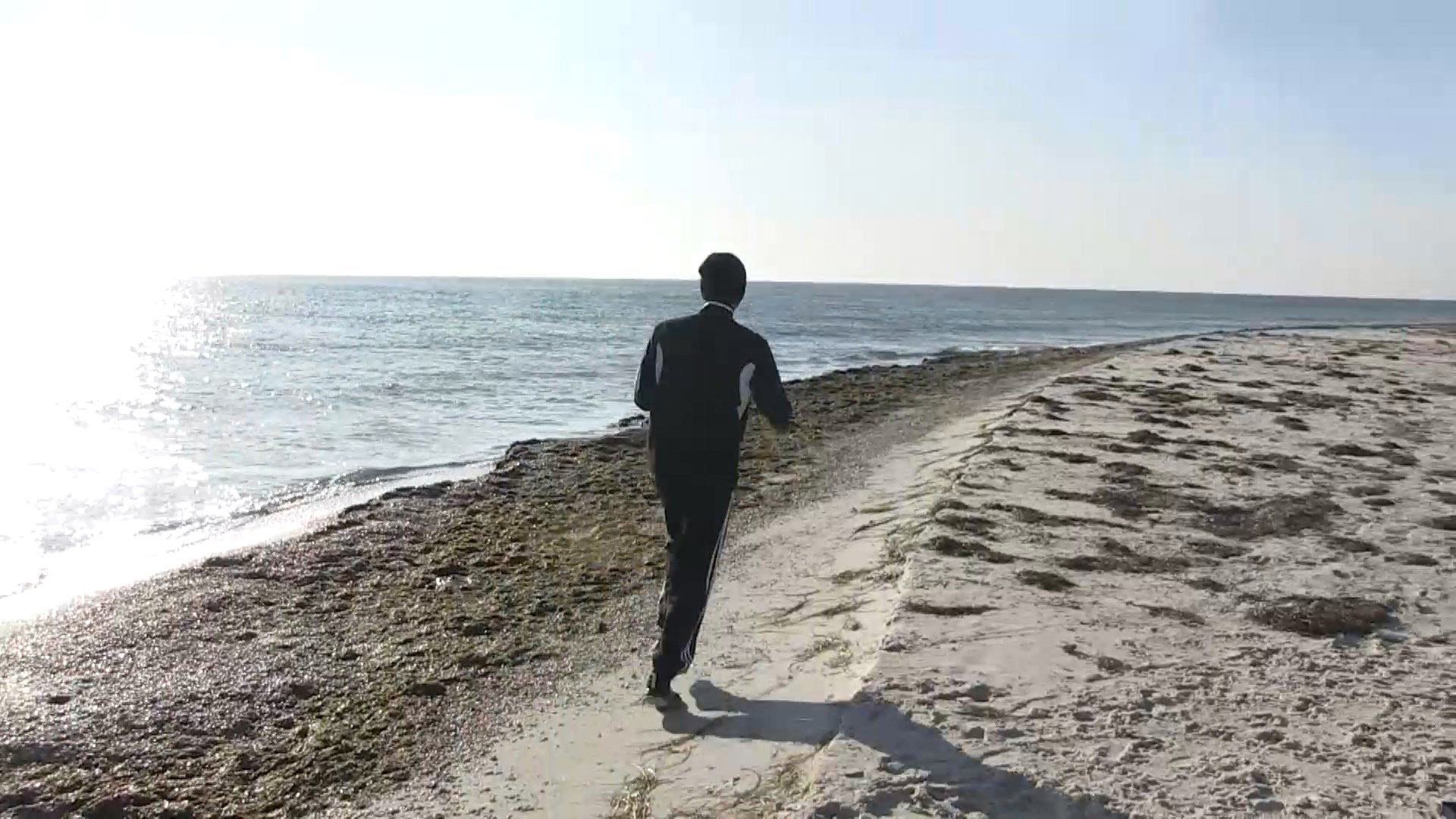 Национальный рекорд: полицейский пробежал вдоль крупнейшего в Украине острова Джарылгач