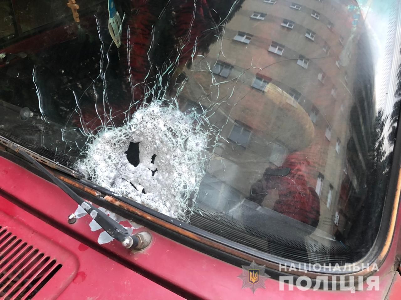 Неизвестные обстреляли автомобиль в Черновцах: есть пострадавшие