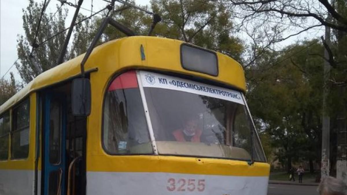 Пенсіонерка в Одесі випала з трамвая, а водійка вирішила втекти - Новини Одеси - 24 Канал