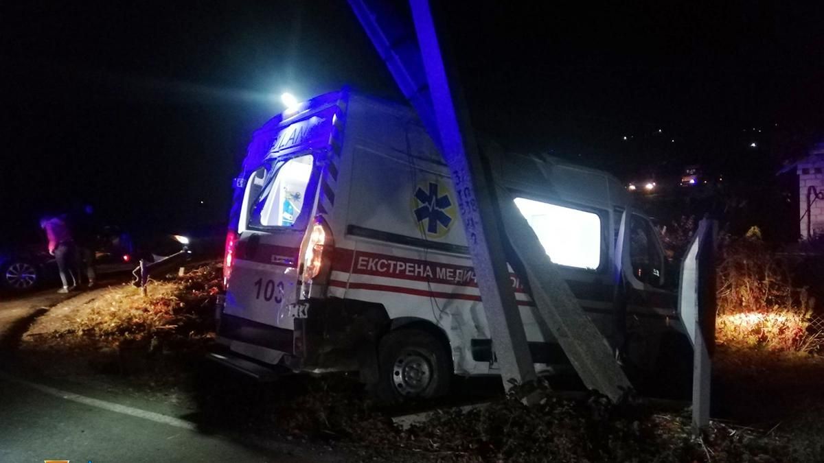 На Дніпропетровщині "швидка" зіткнулась з маршруткою: автобус злетів у кювет - Свіжі новини Дніпра - 24 Канал