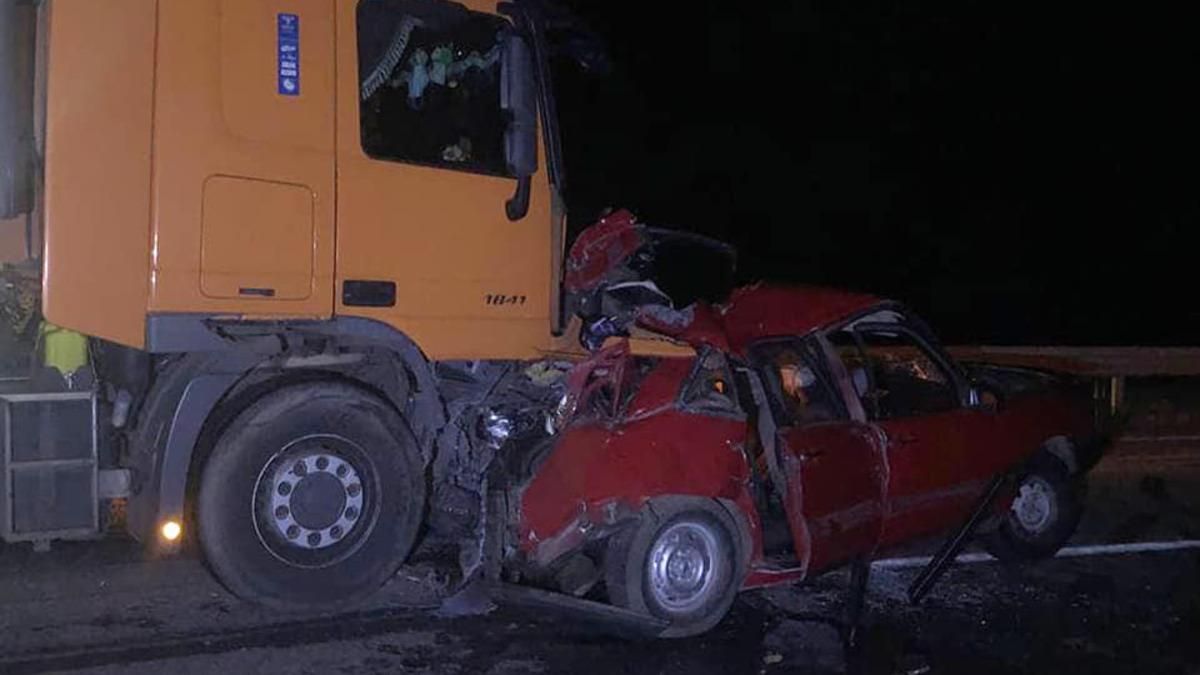На Житомирщині вантажівка перетворила легковик брухт: двоє загиблих - Новини Житомир - 24 Канал