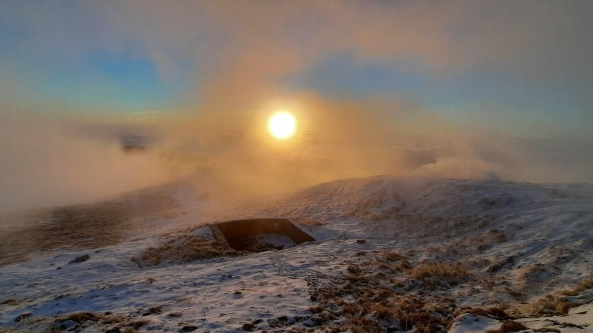 Юго-западный ветер и минусовая температура: фото утренних заснеженных Карпат