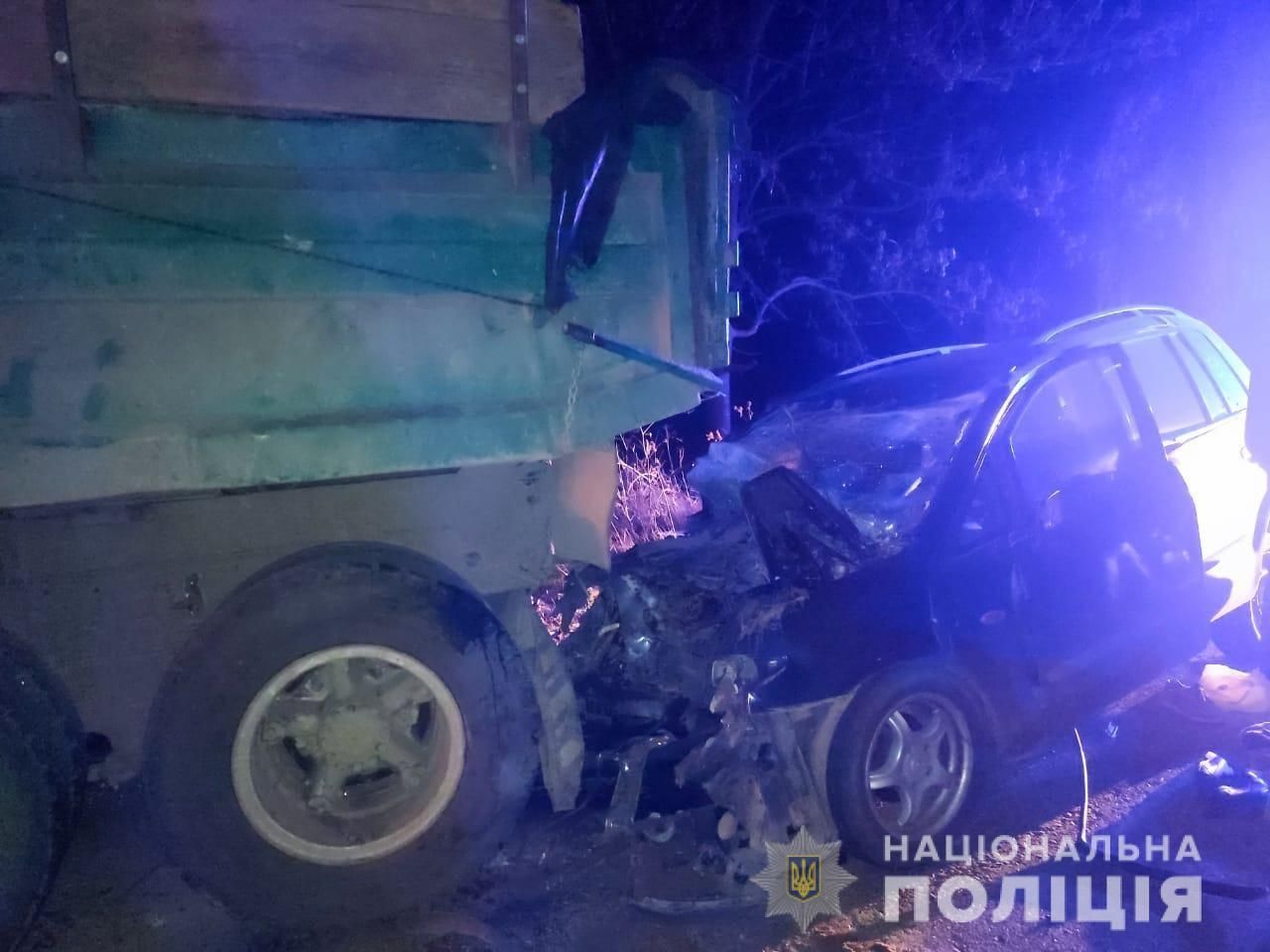 Въехали в грузовик: на Буковине в ДТП погибли два человека, среди них – спасатель