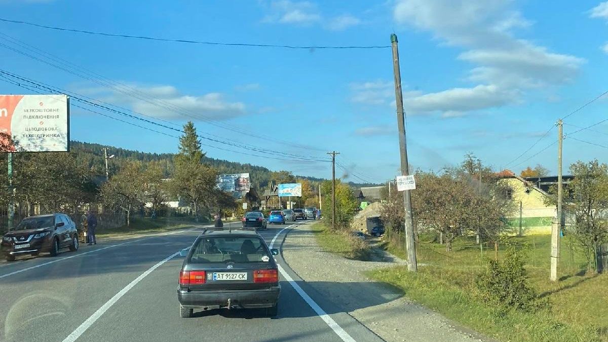 Возвращаются туристы: километровые пробки образовались из Яремче в направлении Ивано-Франковска