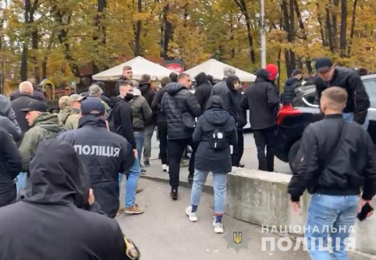 Сотни праворадикалов пришли в ромский лагерь в Ирпене: полиция препятствует столкновениям Сотни праворадикалов пришли в ромский лагерь в Ирпене: полиция препятствует столкновениям