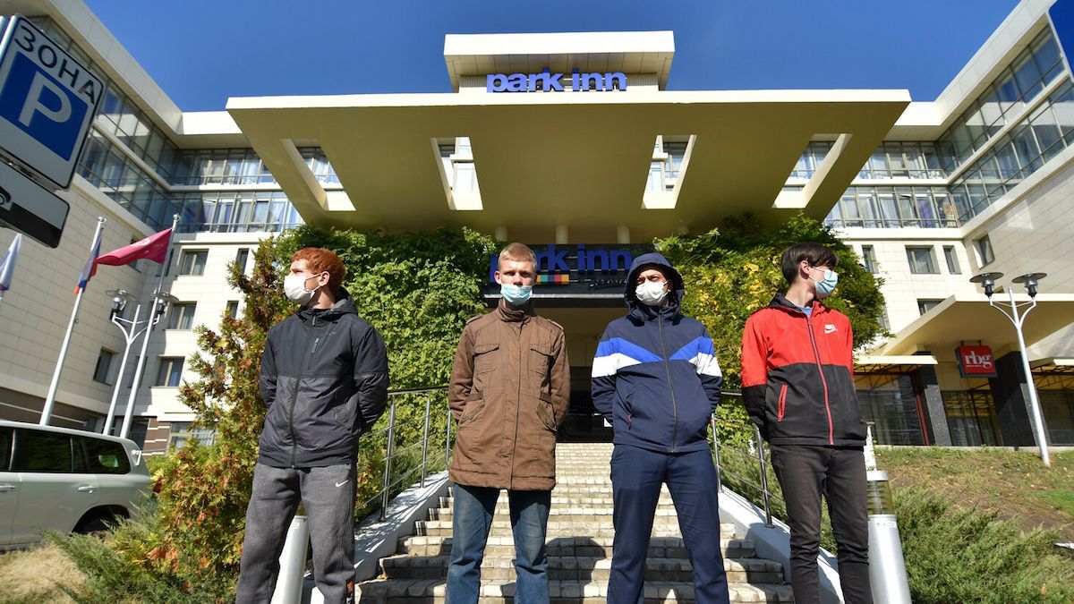 Спостерігачів ОБСЄ заблокували в готелі в окупованому Донецьку - Новини Луганська сьогодні - 24 Канал Спостерігачів ОБСЄ заблокували в готелі в окупованому Донецьку - Новини Луганська сьогодні - 24 Канал