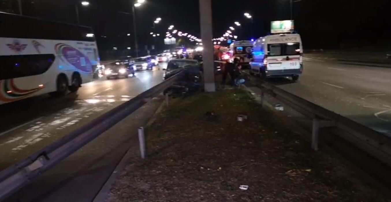 В Киеве ВАЗ на полной скорости влетел в отбойник: есть жертва – жуткие фото и видео В Киеве ВАЗ на полной скорости влетел в отбойник: есть жертва – жуткие фото и видео