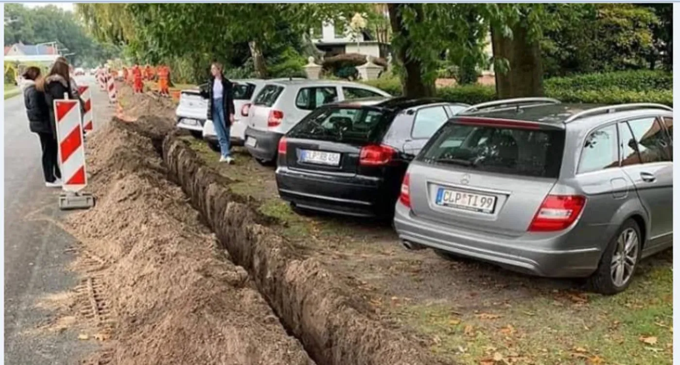 В Польше героев парковки заблокировали траншеей между газоном и дорогой 