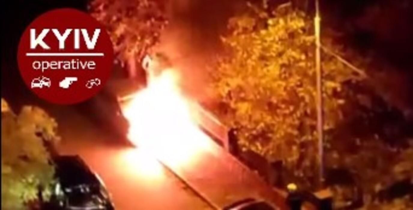 У дворі спального району Києва спалахнуло вже п'яте поспіль авто - Свіжі новини Києва - Київ