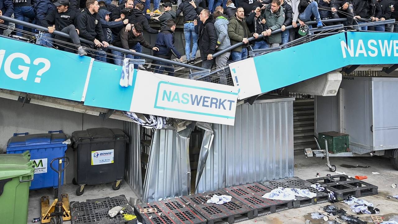У Нідерландах під вболівальниками обвалилася трибуна під час святкування: моторошне відео