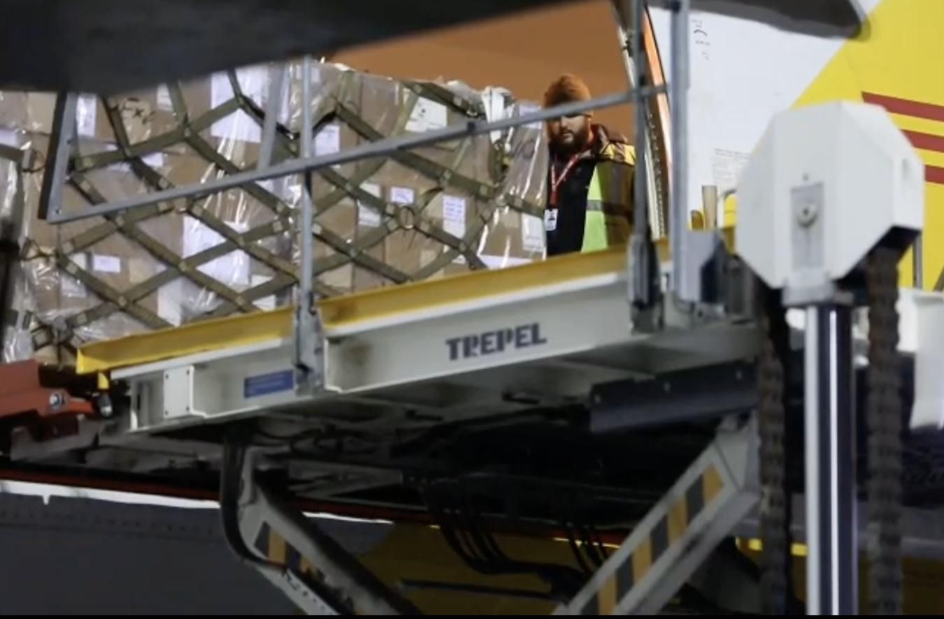 В Украину прибыл самолет с боеприпасами и медоборудованием из США: видео с аэродрома В Украину прибыл самолет с боеприпасами и медоборудованием из США: видео с аэродрома