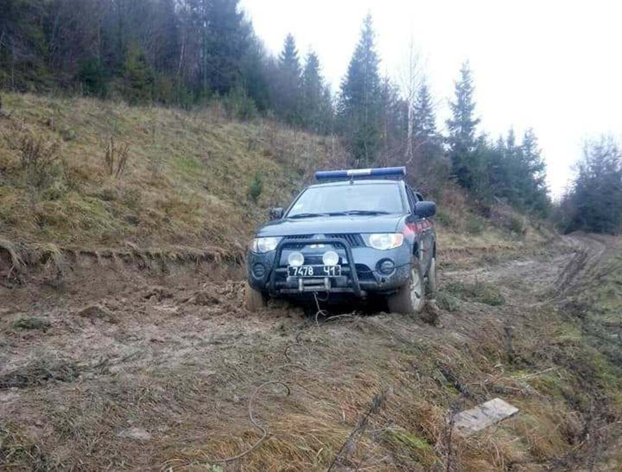 Спасатели нашли 3 туристов, которые заблудились в горах на Львовщине