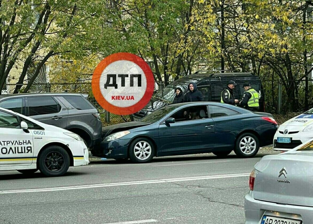 В Киеве дерзкие водители устроили гонки с полицией и спровоцировали две аварии – кадры ДТП