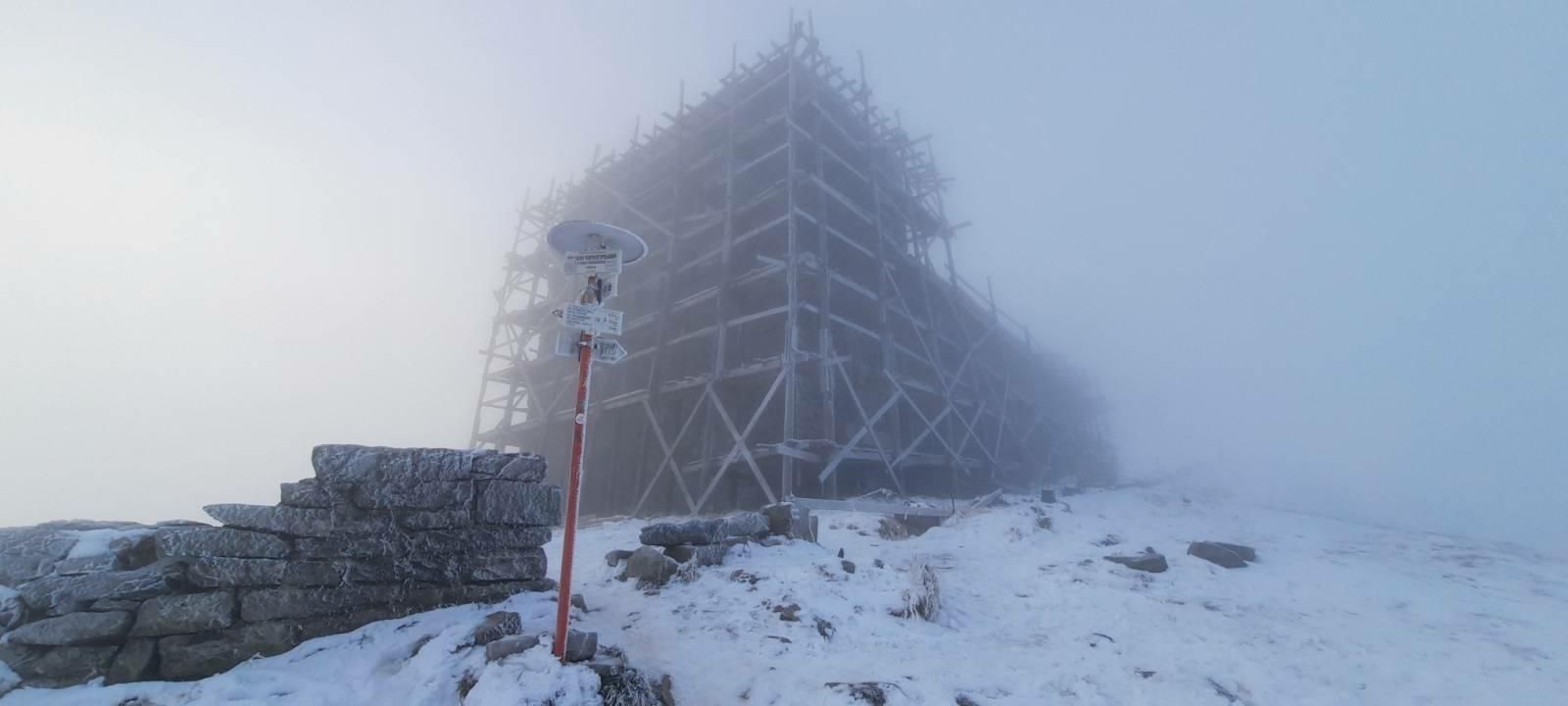 В Карпатах облачно и снежит: на вершинах снова ударил мороз В Карпатах облачно и снежит: на вершинах снова ударил мороз