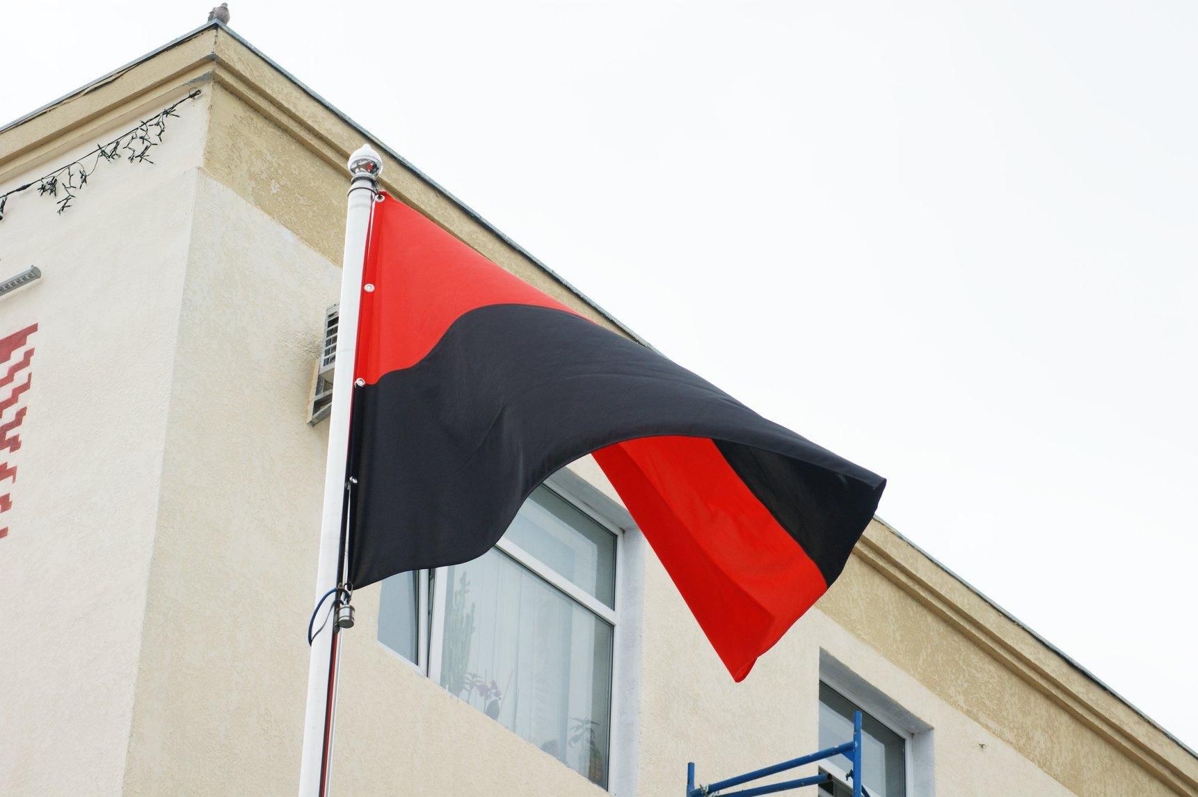Школам Черновцов рекомендуют вывешивать красно-черный флаг на фасадах