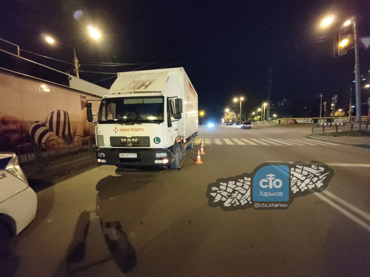 У Харкові вантажівка "Нової пошти" збила дитину на пішохідному - Новини Харкова - 24 Канал