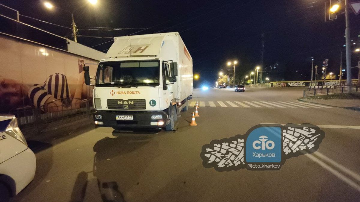 В Харькове грузовик "Новой почты" сбил ребенка на пешеходном