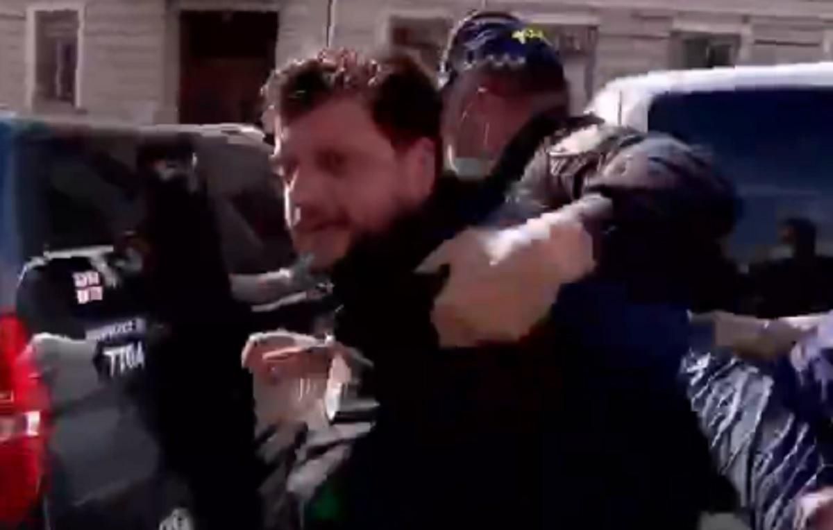 В Тбилиси акция протеста в поддержку Саакашвили закончилась задержаниями В Тбилиси акция протеста в поддержку Саакашвили закончилась задержаниями